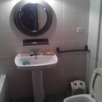 Dos baños en piso. Baño Suite y baño común