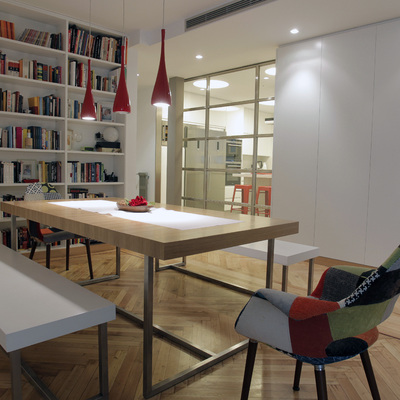 El comedor, y la cocina al fondo.