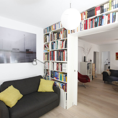 El estudio, mirando hacia el salón, separados con pared librería