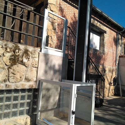 ELEVADOR POR EXTERIOR EN VIVIENDA UNIFAMILIAR