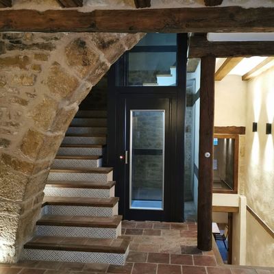 Instalación de elevador y cerramiento en vivienda unifamiliar