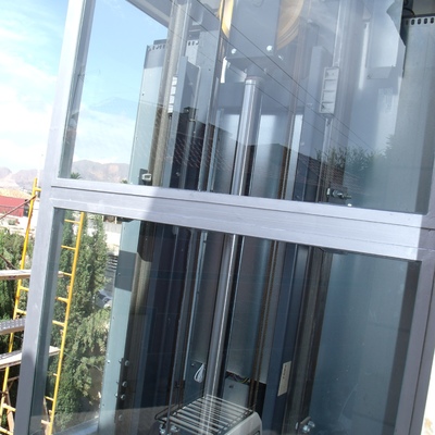 Realización De Estructura Metálica Acristalada E Instalación De Elevador Panorámico En Vivienda Unifamiliar