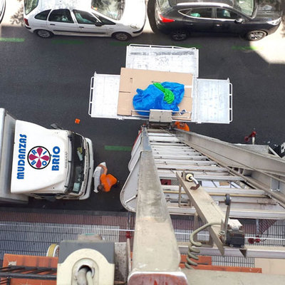 Mudanza con elevador por fachada