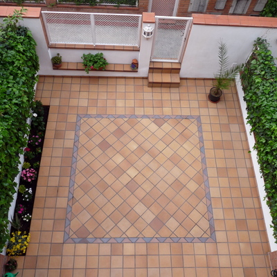 Embaldosado de acera entrada vivienda 