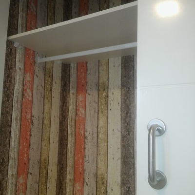 Empapelado dentro de armario empotrado.