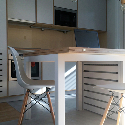 En primer plano, se ven los cubre radiadores integrados en el diseño