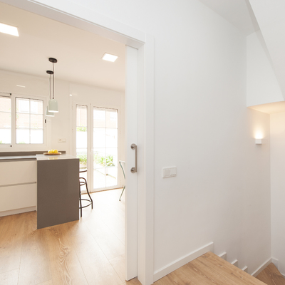 Entrada a la cocina con puerta corredera