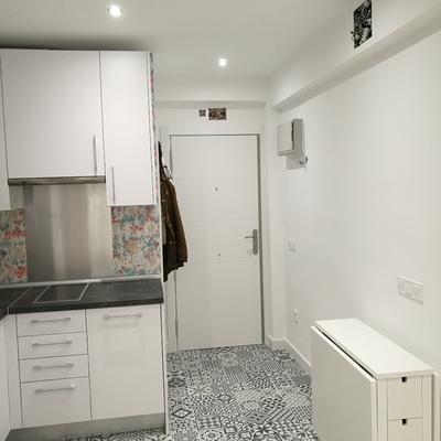 ENTRADA, COCINA Y ZONA DE COMEDOR