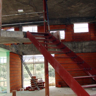 Entrada de la casa y escaleras