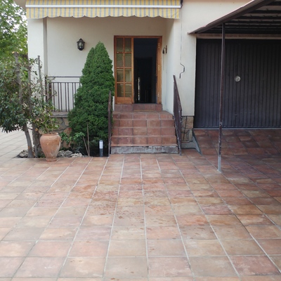 ENTRADA FINALIZADA SOLADA, RETIRADA DE ARBUSTOS E INSTALACION DE FAROLA Y FAROLILLOS EN SUELO