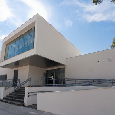 Entrada principal al Centro Escolar