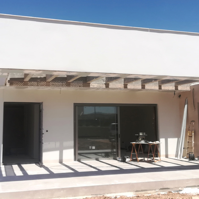 Obra Fachada de Clalet 450 metros Realizado con Mortero Blanco Proyectado y acabado en Raspado rústico.