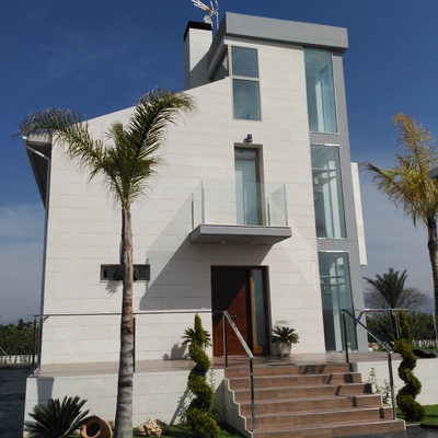 Entrada principal lateral vivienda