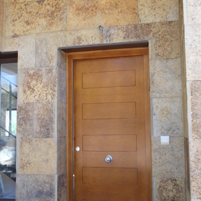 Entrada y pared chapada en piedra