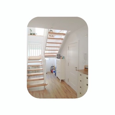 Escalera de estructura blanca 