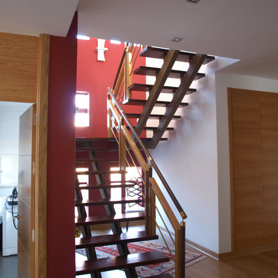 Escalera acceso a planta alta