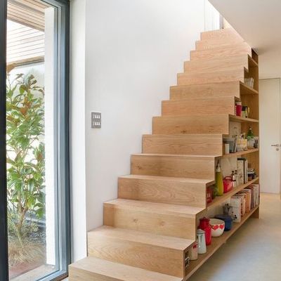 escalera con esoacio de almacenaje