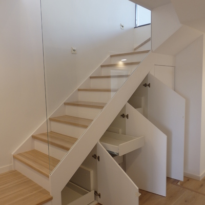 Escalera con armarios inferiores