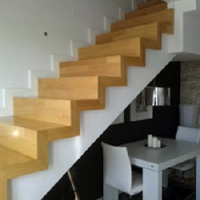 Escalera Revestida En Tarima Flotante.