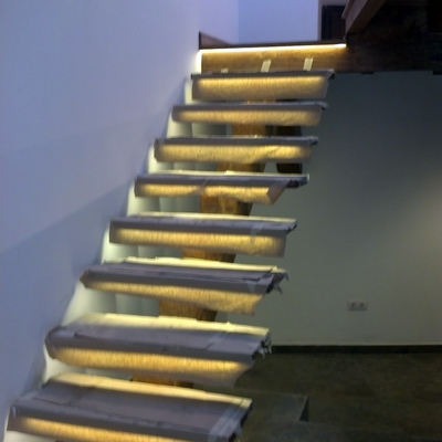Escalera de madera con leds bajo peldaños