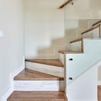 Escalera de un Dúplex Estilo Nórdico con Barandilla de Vidrio (Alcalá de Henares, Madrid)