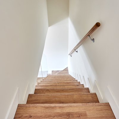 Escalera de un Dúplex Estilo Nórdico con Barandilla de Vidrio (Alcalá de Henares, Madrid)