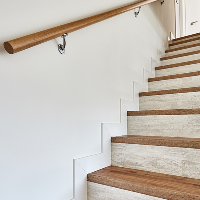 Escalera de un Dúplex Estilo Nórdico con Barandilla de Vidrio (Alcalá de Henares, Madrid)