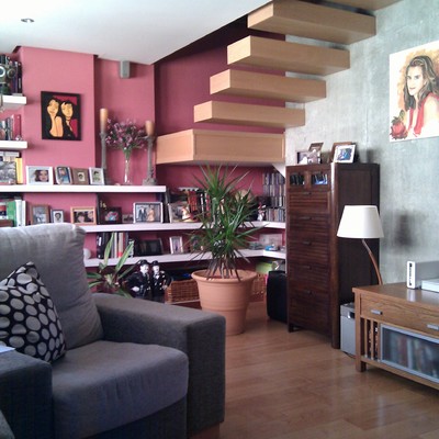 Escalera en Madera sobre pared de hormigón visto.