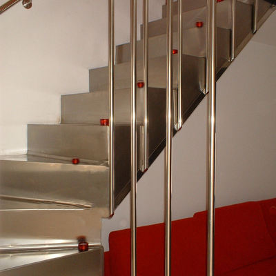 Escalera forrada en inox. 