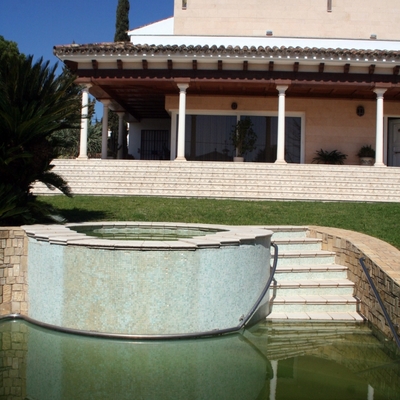 Escalera - fuente de la piscina
