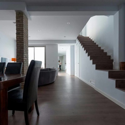 escalera+salón-comedor, cocina de fondo