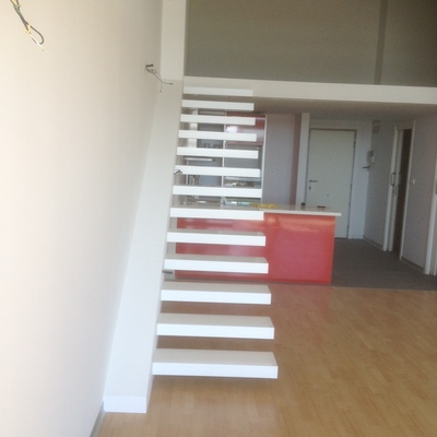 Escalera voladiza en ático