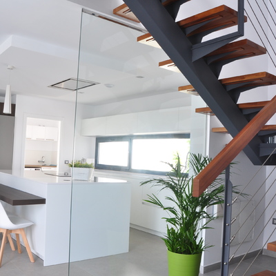 Escalera y cocina abierta