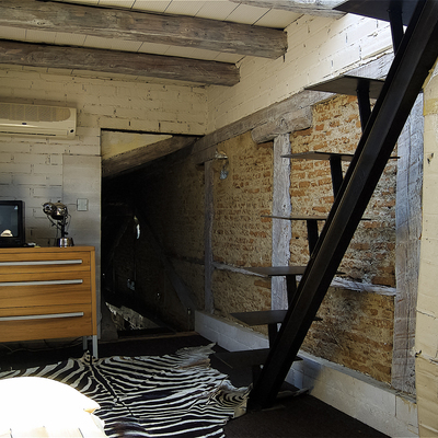 Escalera en dormitorio