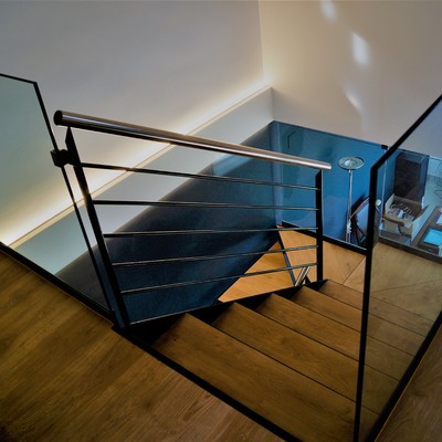 Escaleras de madera iluminadas con largas tiras de led.