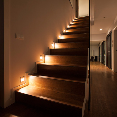 Escaleras iluminadas