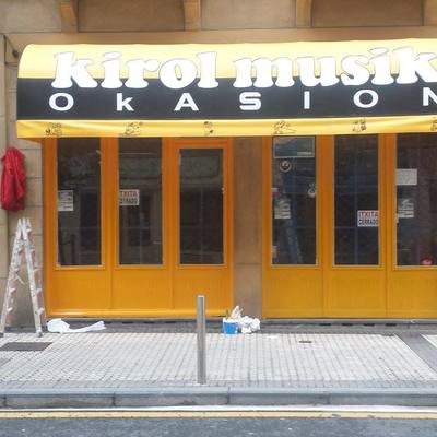 Escaparate en madera y limpieza de toldo