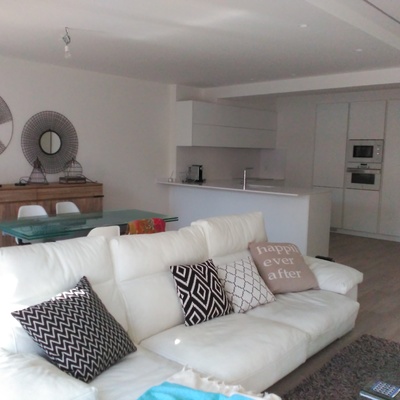 Espacio diáfano salón-cocina reformado