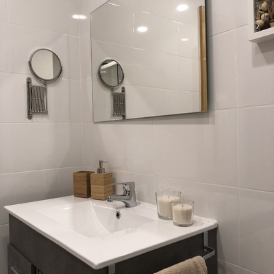 Espejo de aumento en cuarto de baño