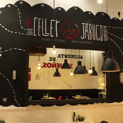 Espejo reciclado y mural en comedor