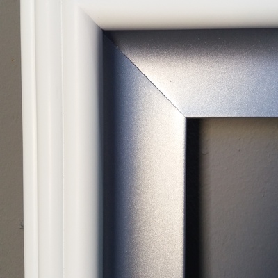 Lacado en blanco y plata de marco espejo