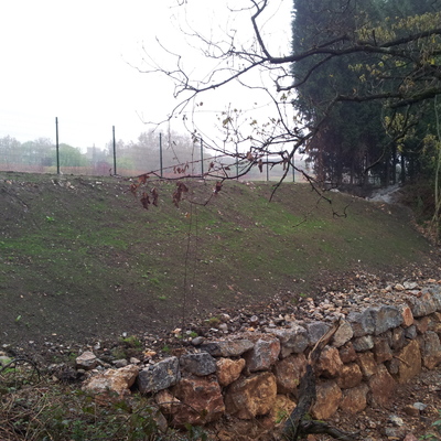 CONSTRUCCIÓN DE MURO DE ESCOLLERA EN EL CAMPO DE RUGBY DE EL NARANCO