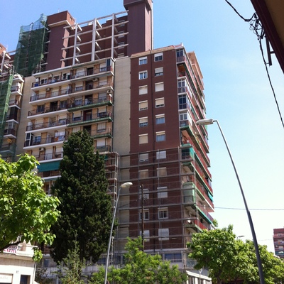 Rehabilitación de fachada principal,posterior,lateral y torreón en la calle Garriga,168 de Badalona con revestimiento monocapa