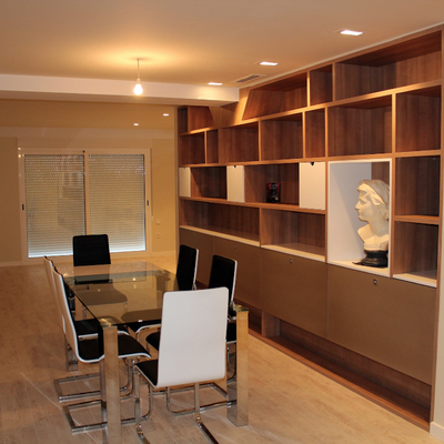 Estanteria a medida en roble.