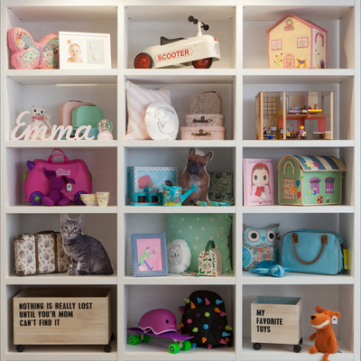 Estantería decorada