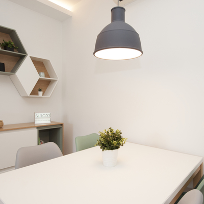 Estantería hexagonal colgada en la pared