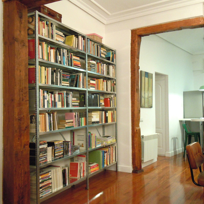 Estantería industrial en el estudio - comedor