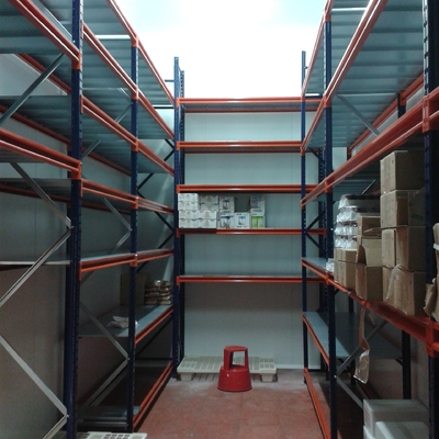 Estanterías con estantes galvanizados en cámara frigorífica.