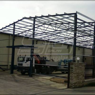 Almacén industrial de envasado de agua mineral y fabricación de envases.