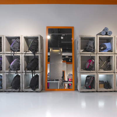 Exposición complementos. Diseño columnas exposición.